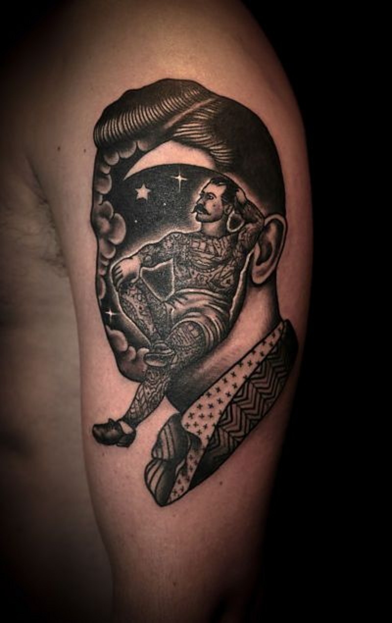 eccezionale dipinto ritratto di uomo senza volta a posto un uomo seduto tatuaggio su spalla