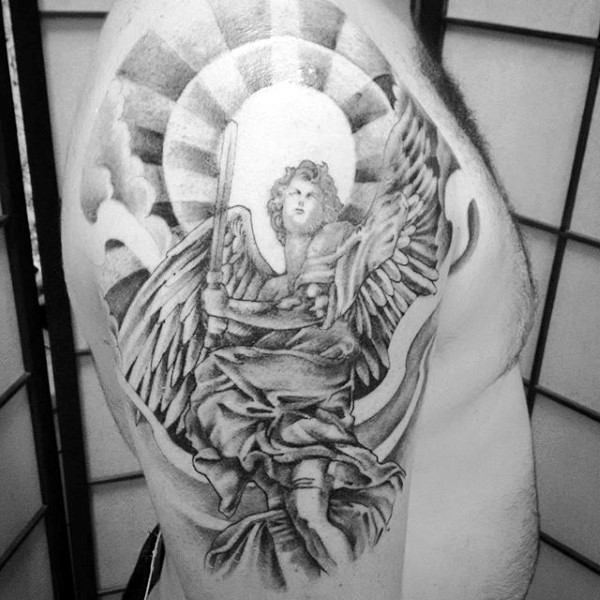 Tatuaje en el hombro,
ángel majestuoso con espada y sol brillante