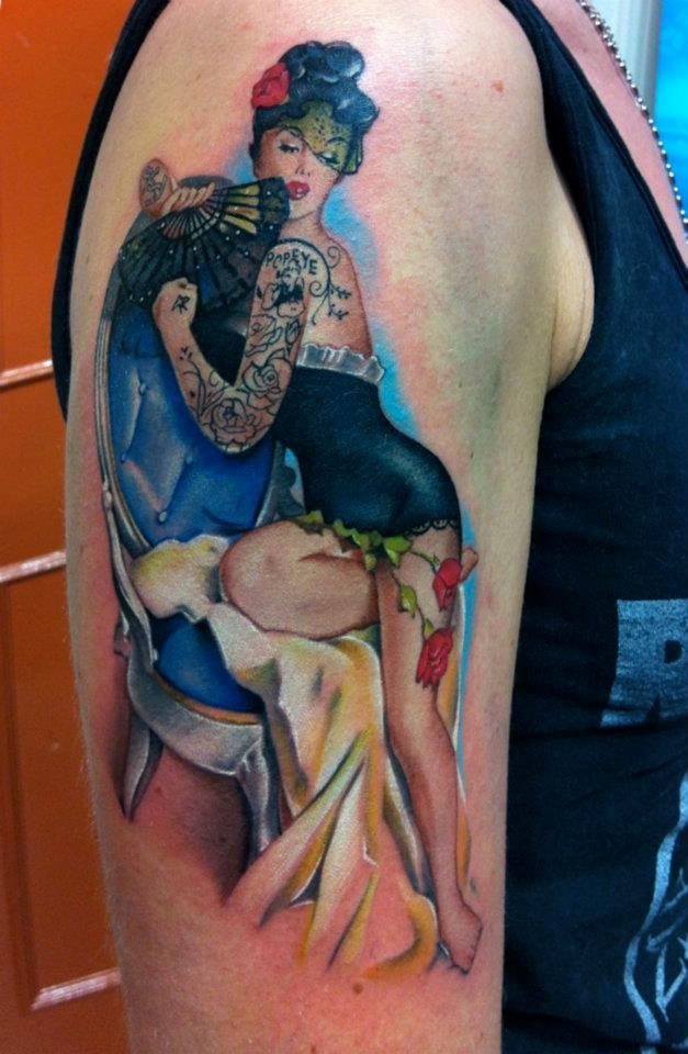 Tatuaje en el brazo, mujer pin up llamativa bailarina