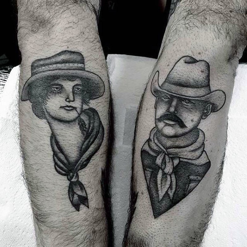 Tatuaje en el antebrazo, pareja de vaqueros de estilo vintage