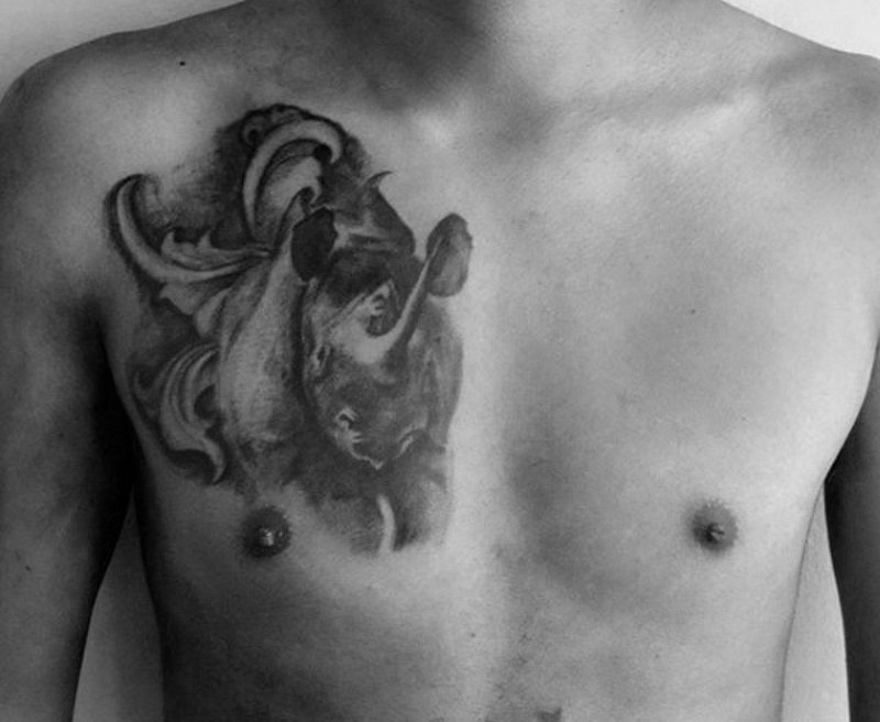 Vintage Stil schwarzes großes Brust Tattoo mit laufendem Nashorn