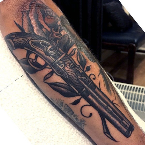 Vintage Stil schwarzes Unterarm Tattoo mit antiker Pistole