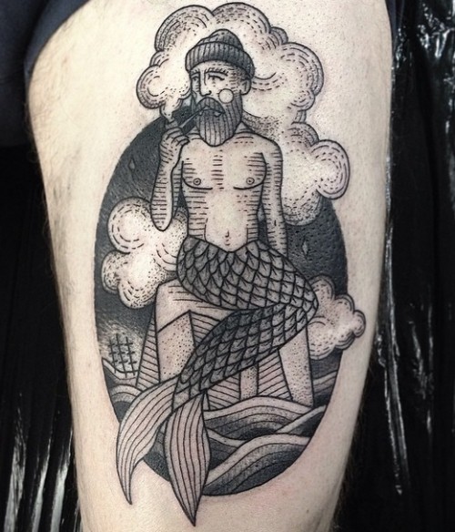 Tatuaje en el muslo, 
marinero sirena que fuma, estilo vintage