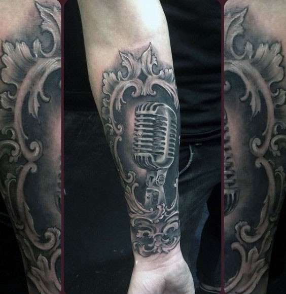 Vintage-Stil schwarzes Mikrofon Porträt Tattoo am Arm