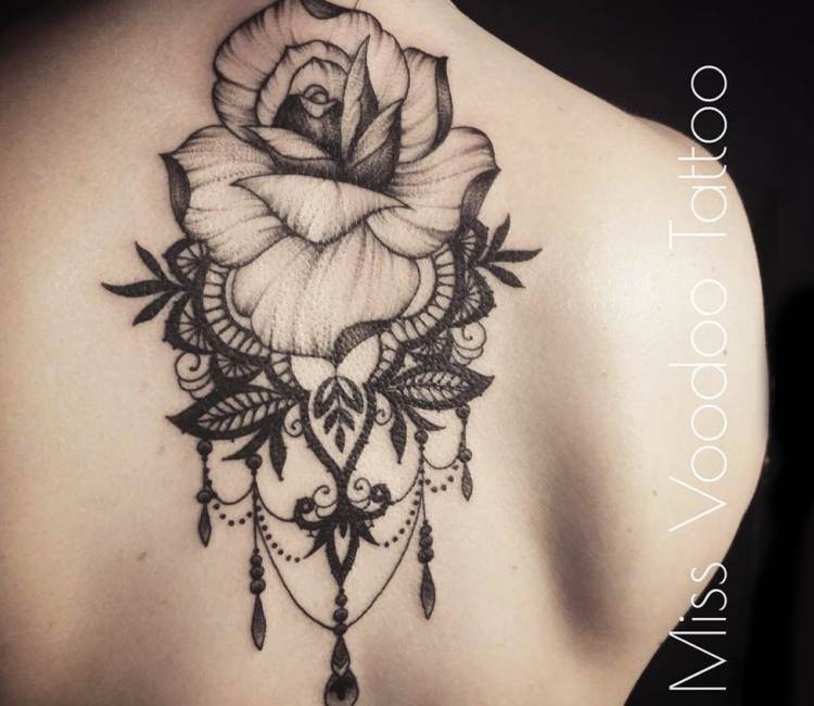 Tatuaggio posteriore in inchiostro nero stile vintage con grande rosa con foglie di Caro Voodoo