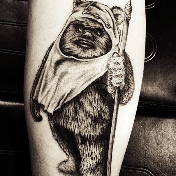 Tatuaje en la pierna,
ewok famoso de estilo vintage