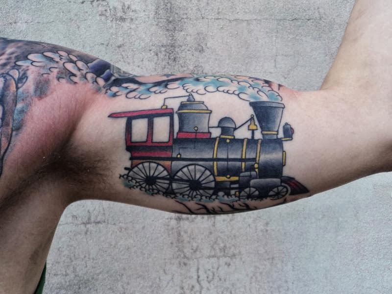 Estilo vintage colorido bíceps tatuagem de trem rápido