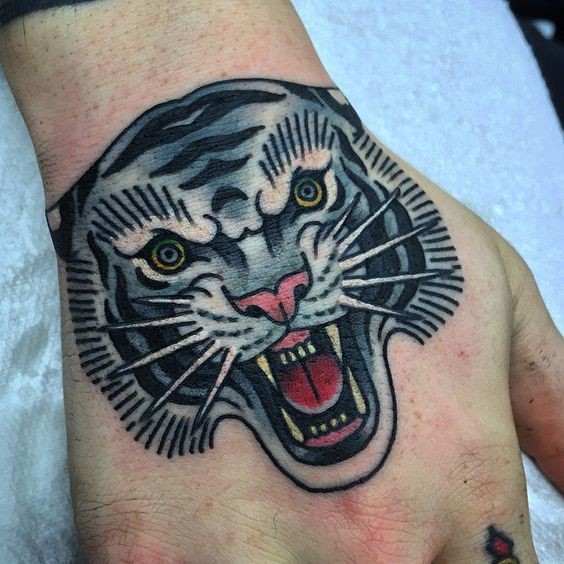 Tatuaje en la mano,  cara de tigre furioso que ruge