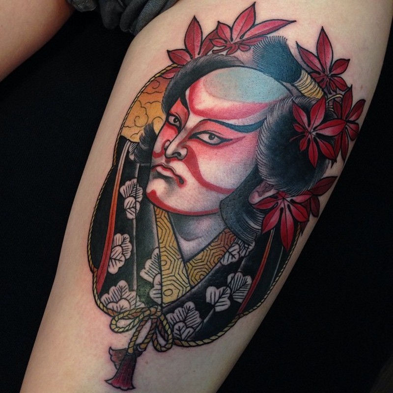 Vintage Stil schönes gefärbtes detailliertes Oberschenkel Tattoo mit Porträt des asiatischen Mannes mit Blumen