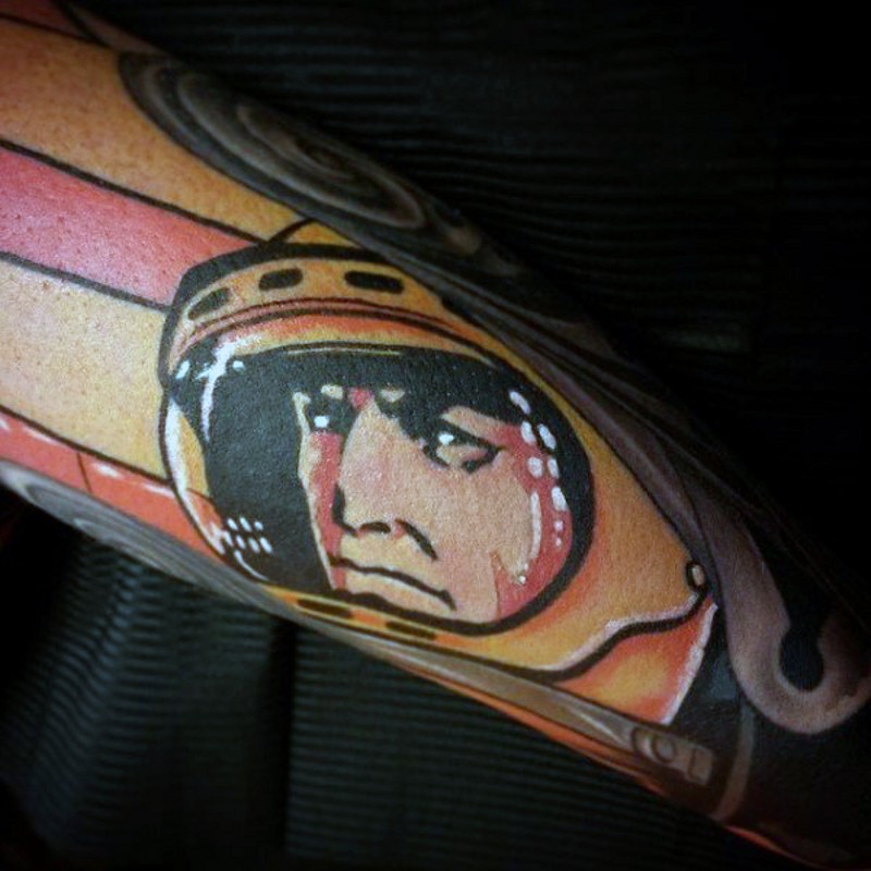 Tatuaje en el brazo, cara de astronauta en casco
