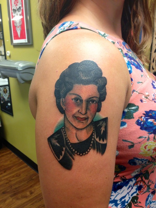 Tatuaje en el brazo, retrato simple de mujer vieja, estilo vintage