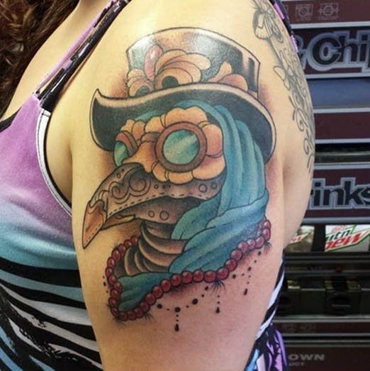 Tatuagem de ombro colorido estilo vintage de médico de peste