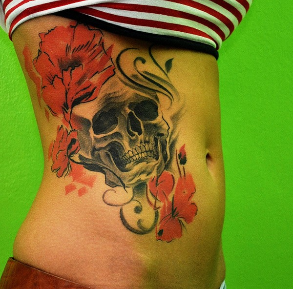 Vintage-Stil farbiges Seite Tattoo mit menschlichem Schädel und Blumen