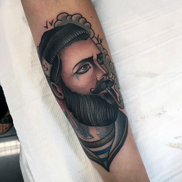 stile d&quotepoca colorato ritratto di marinaio fumando tatuaggio su braccio