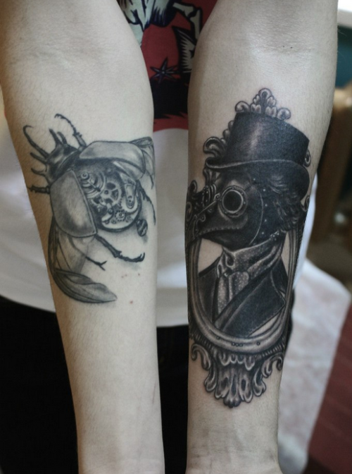 Tatuagem detalhada do antebraço do estilo do vintage do doutor da peste com erro mecânico