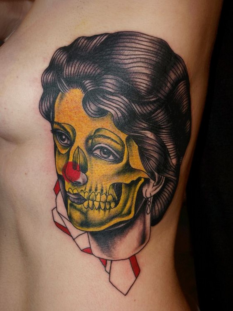 Tatuaje  de mujer en máscara de cráneo  en el costado