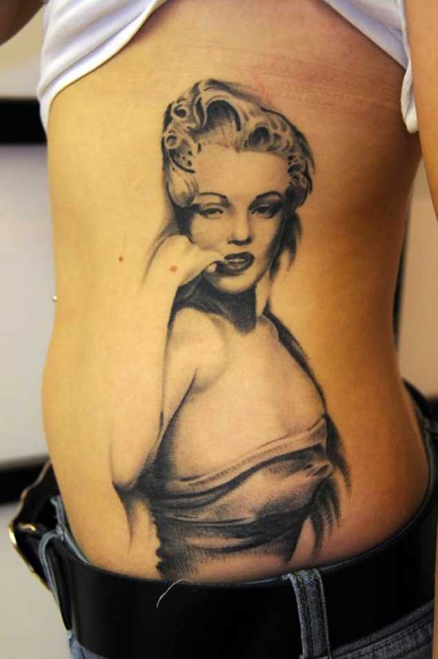 Tatuaje  en el costado, 
Marilyn Monroe grácil