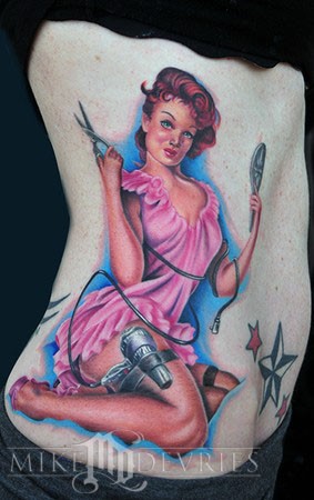 stile d&quotepoca dipinto colorato donna parrucchiere seducente tatuaggio su lato