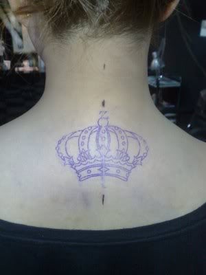 Tatuaje  de corona púrpura en el cuello