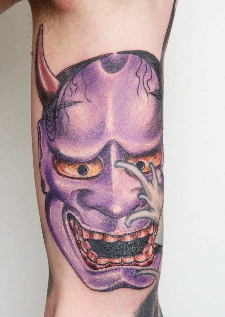 Tatuaggio sul braccio il diavolo viola