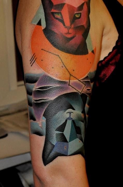 vivaci colori gatto riflesso tatuaggio su braccio
