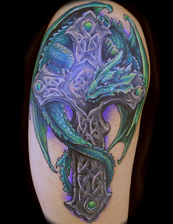 colori vivaci croce celtica con drago tatuaggio a mezza manica