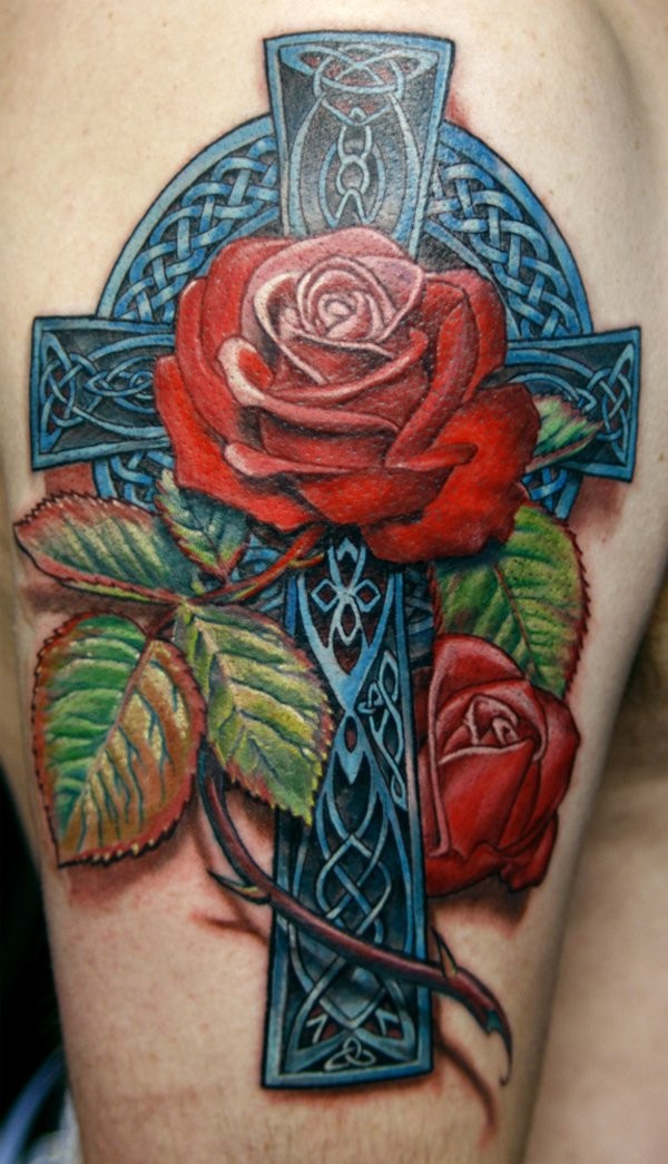 colori vivaci croce celtica con rose rosse tatuaggio mezza manica