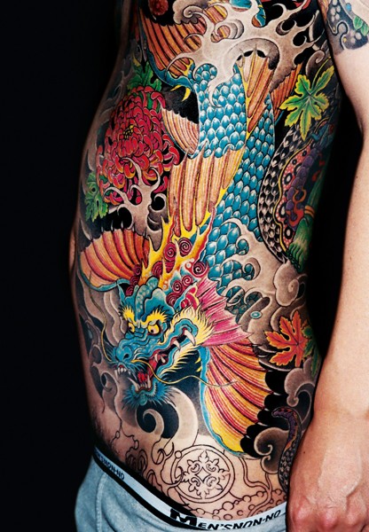 colori vivaci cinese drago tatuaggio sulle nervature