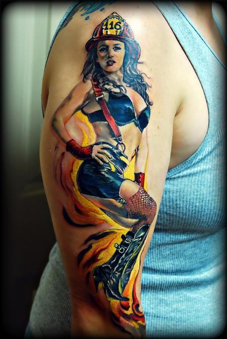 Tatuaje en el brazo,
chica bombera llamativa