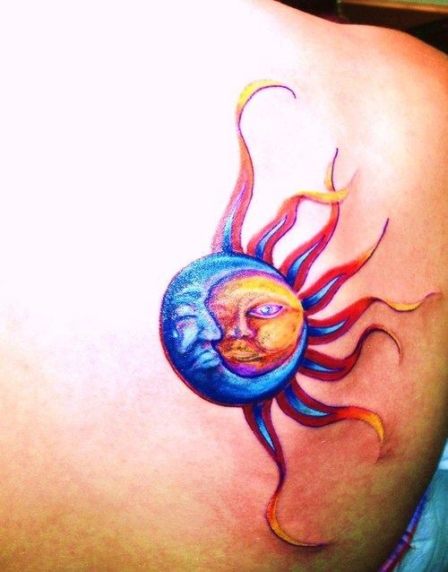 vivaci colori luna e sole tatuaggio sulla scapola