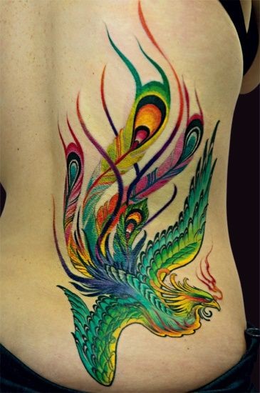 Tatuaggio colorato sul fianco l&quotuccello magico