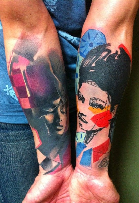 Tatuaje en los antebrazos,
dos mujeres estilizadas pintorescas
