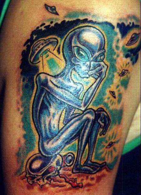 Tattoo von traurigem Alien in lebhaften Farben