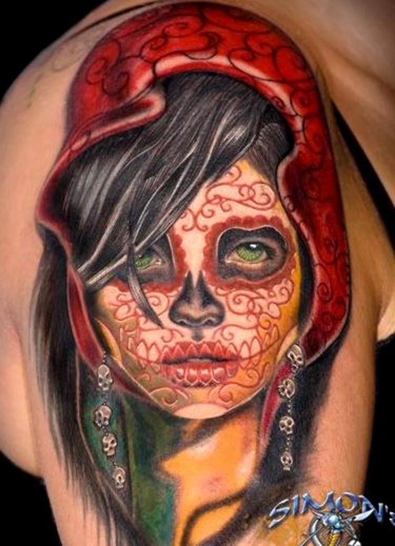 vivaci colori ragazza santa morte con modello rosso su faccia tatuaggio sulla spalla