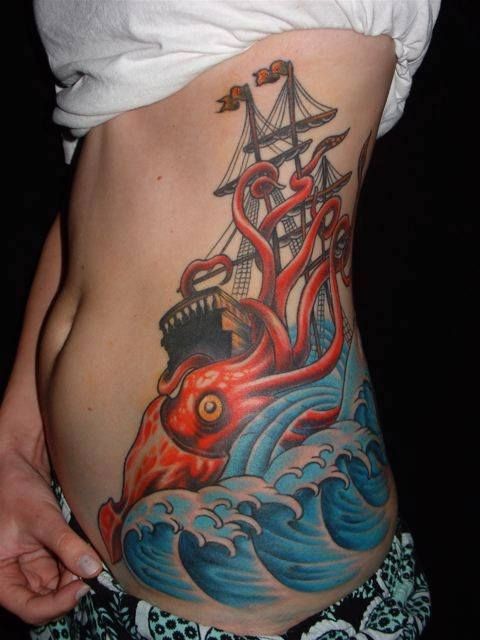 Tatuaje en las costillas, barco y calamar gigante