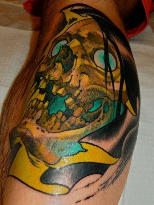 Vivid colors skull tattoo on leg