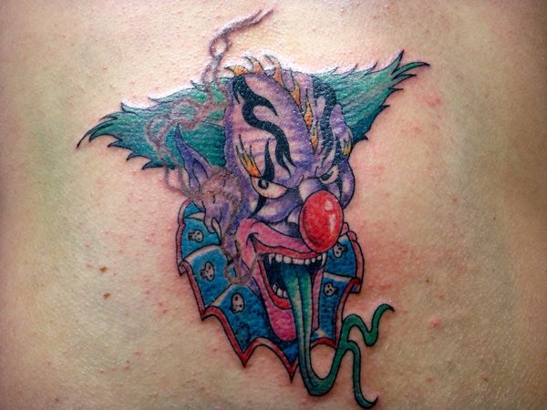 Mehrfarbiges Tattoo mit gruseligem Clown