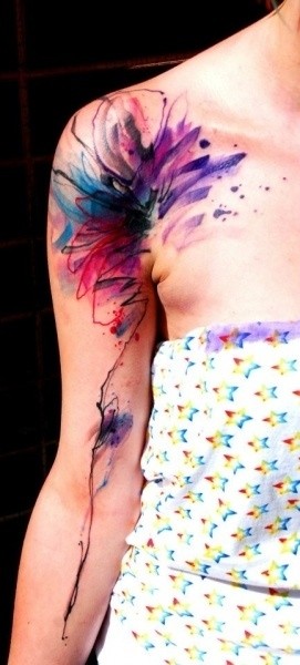 vivaci colori acquarello astratto tatuaggio sulla spalla