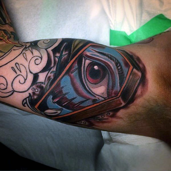 Tatuaje en el brazo, atáud 3D con ojo aterrador, old school
