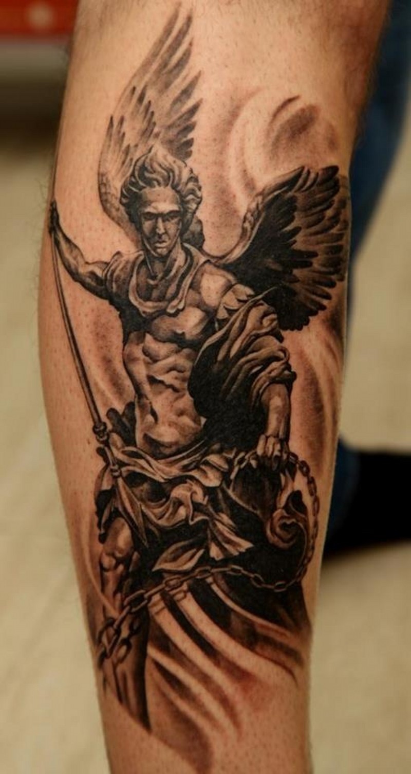 Tatuaje en el brazo de un ángel guerrero.