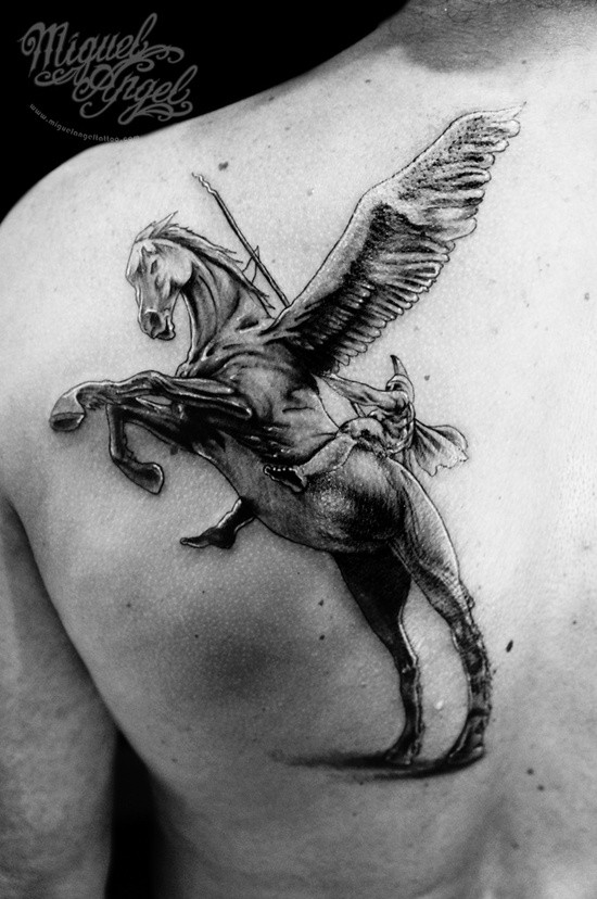 Tatuaje  de pegaso con un guerrero