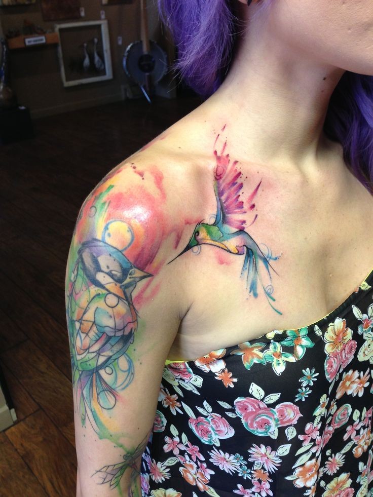 Tatuaggio astratto sulla clavicola l&quotuccello colorato