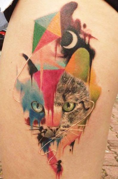 Tatuaggio sulla gamba il gatto colorato & la luna