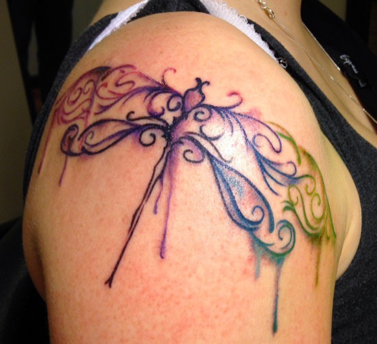 bellissima libellula acquerello tatuaggio sulla spalla
