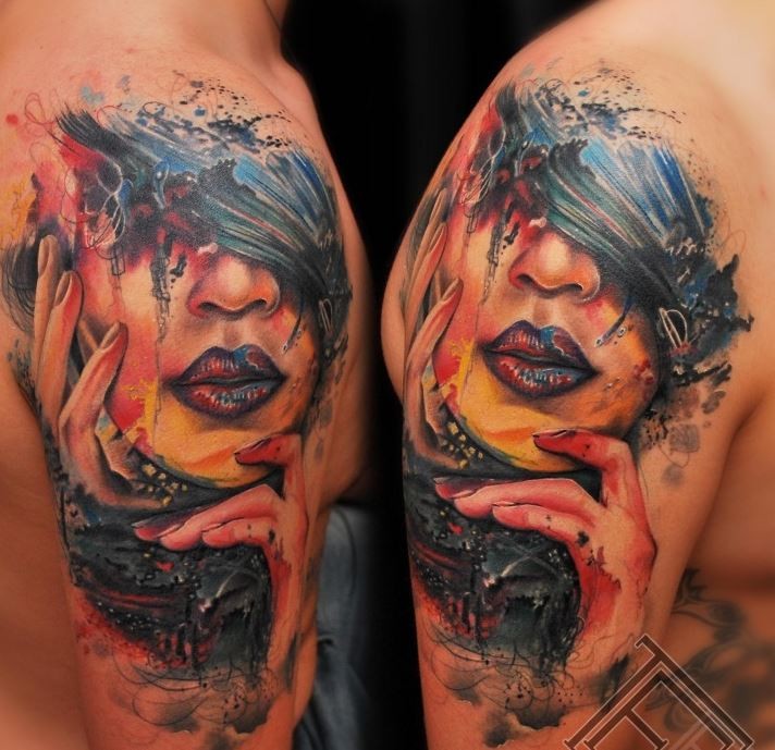 Tatuaje en el brazo,
rostro de una chica, diseño multicolor