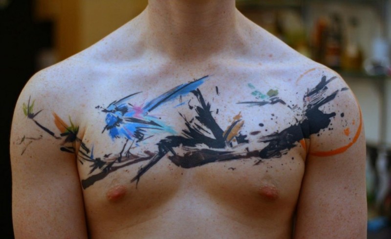 Tatuaje en el pecho, 
ave de acuarelas abstracto