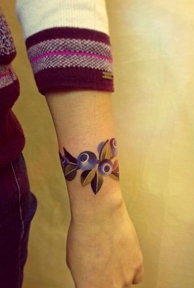 Aquarell-Armband mit Heidelbeeren Tattoo am Handgelenk