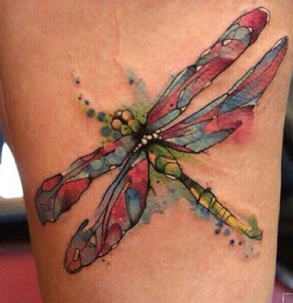 Tatuaje en la pierna,
libélula acuarela
