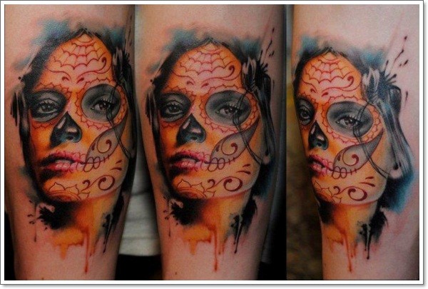 acquerello giorno dei morti faccia di ragazza tatuaggio sul braccio