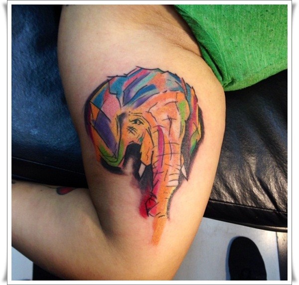 Tatuaje de elefante multicolor
 en el brazo